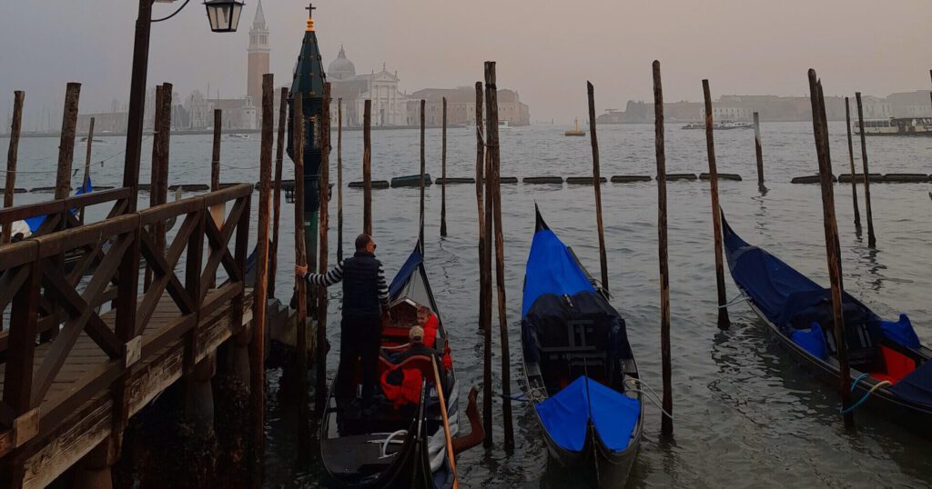 Title image Venice Carnival Last Minute Tips / Gondolas and boats