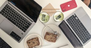 Title Image 3 Coffee Shops for Remote Work in Valencia / Matcha Latte, Banana Bread and Laptops