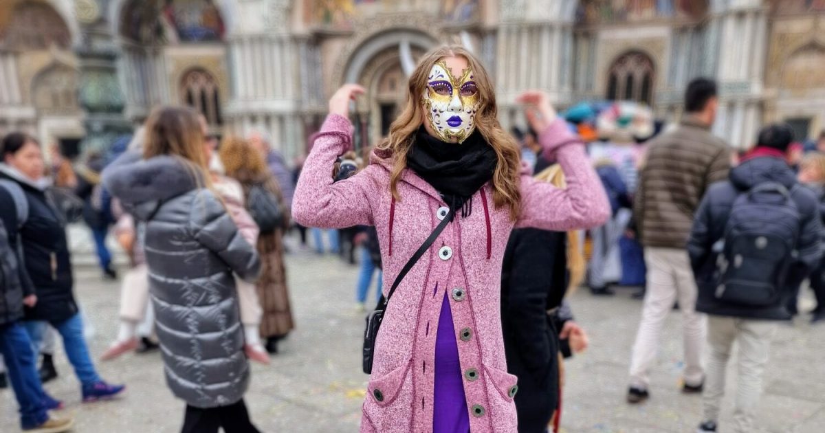 Carnival Outfit in Venice with mask