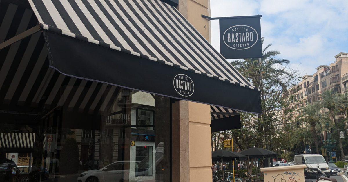 Bastard Coffee Shop Valencia from the outside